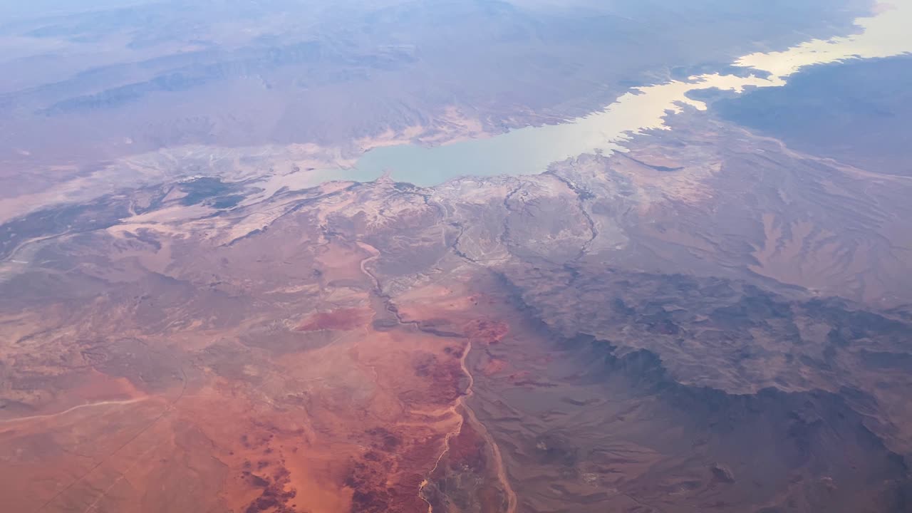 붉은 바위 산에 있는 호수의 조감도