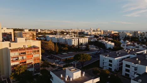ciudad portuguesa durante la hora dorada imágenes aéreas