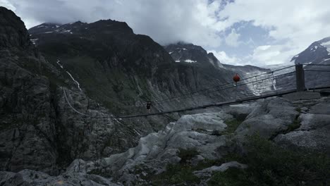 Hombre-Senderismo-Puente-Trift-Suiza