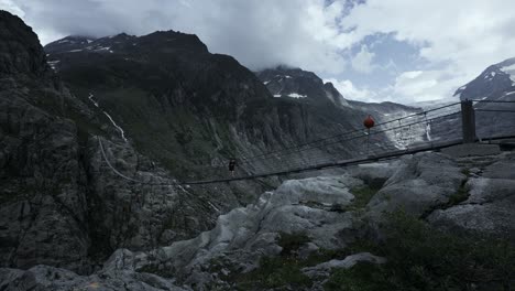 hombre senderismo puente trift suiza
