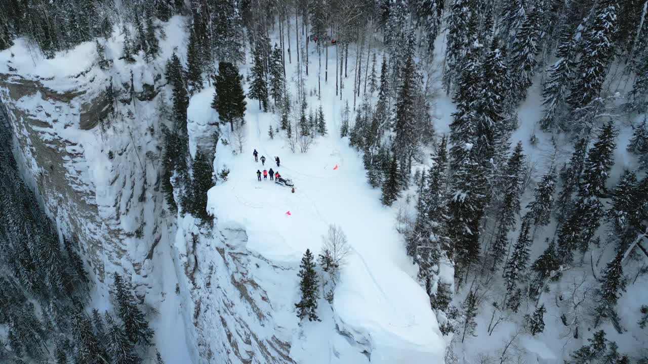 Operazione di salvataggio invernale in una foresta montana innevata