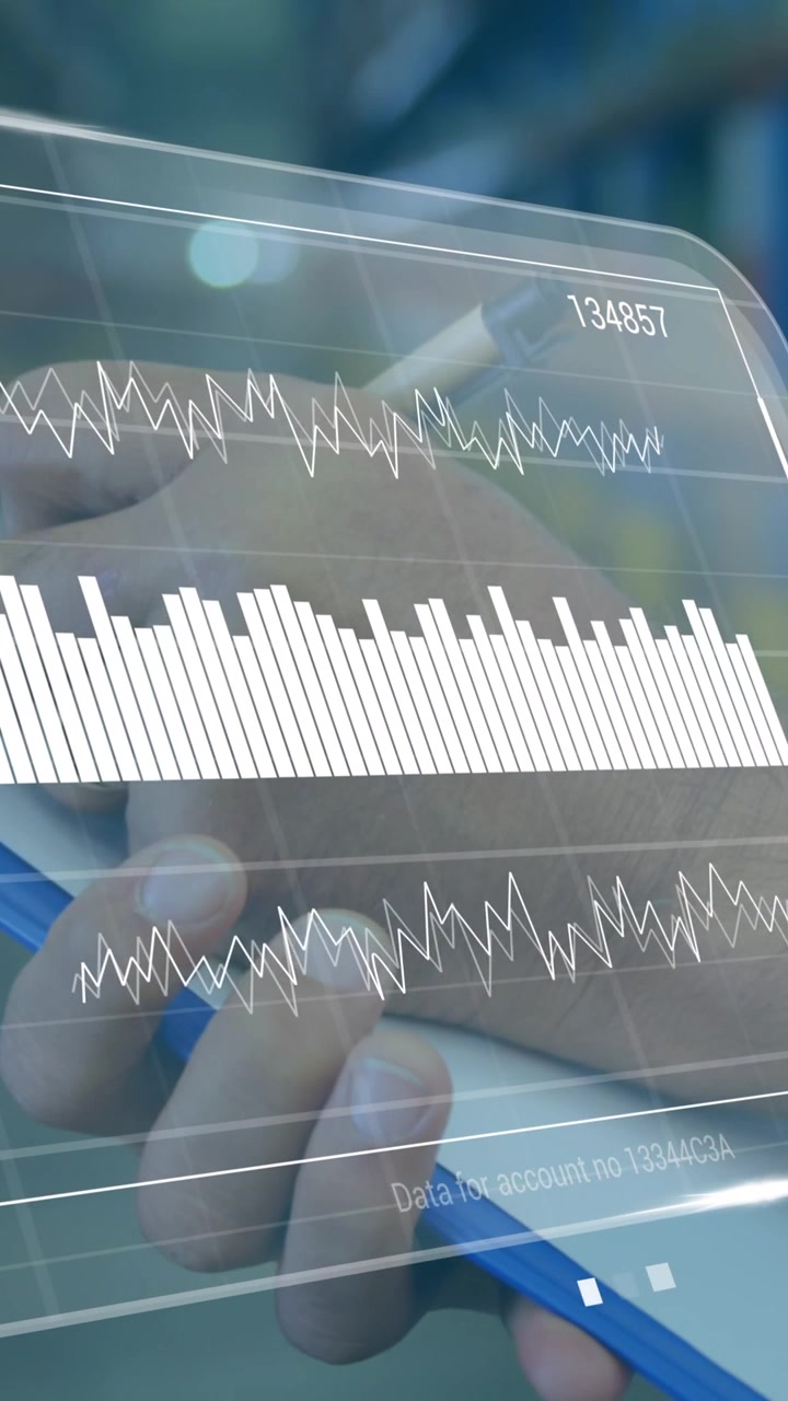 Animation af databehandling på en skærm over en kaukasisk mand, der arbejder på et lager