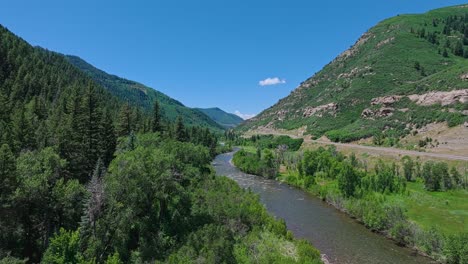 Flying-along-the-Slate-River-near-Crested-Butte-mountain,-Colorado,-USA