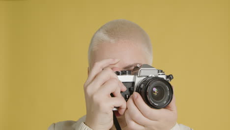 Frau-Fotografiert-Mit-Vintage-Kamera-03