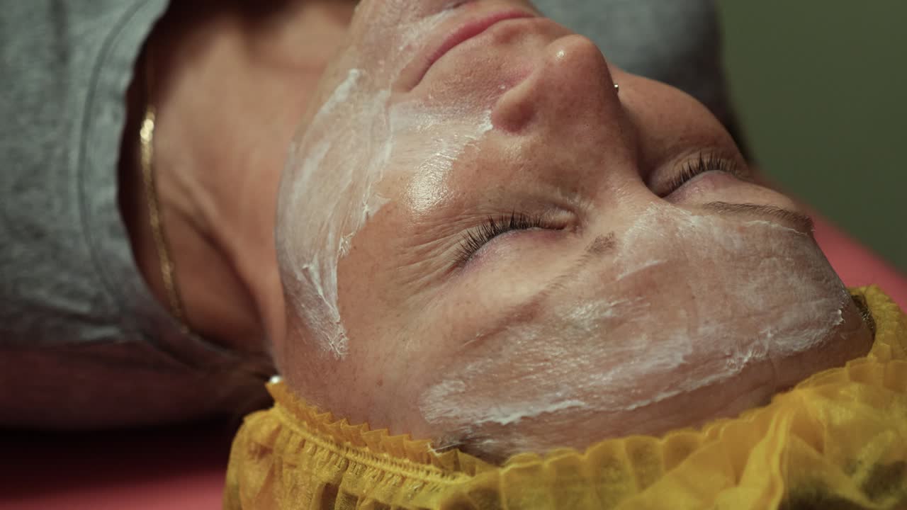 mujer recibiendo un tratamiento facial