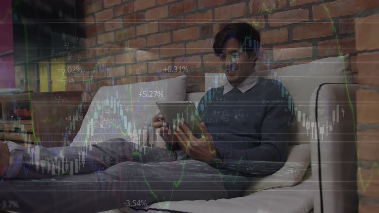animación de datos financieros sobre un hombre de negocios caucásico que usa una tableta