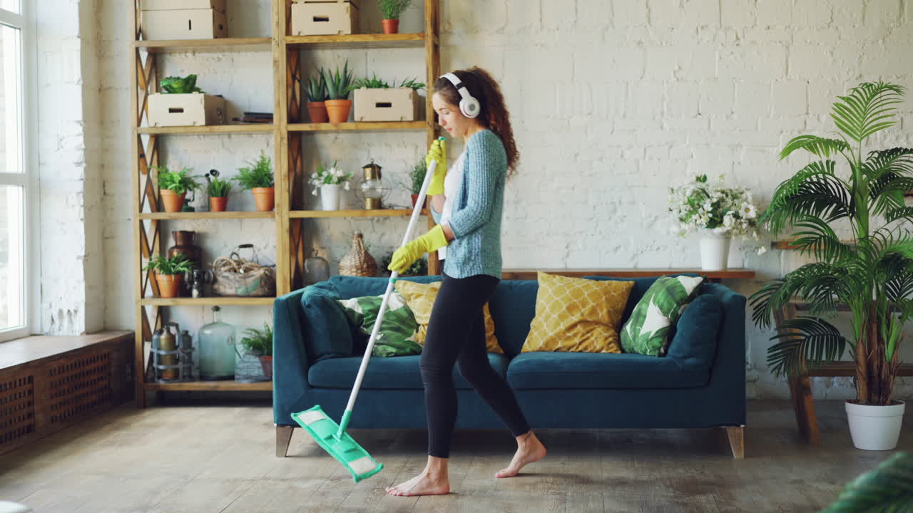 을 는 동안 춤을 추는 여자