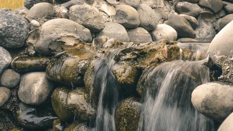 Zeitraffer-Eines-Kleinen-Bachwasserfalls