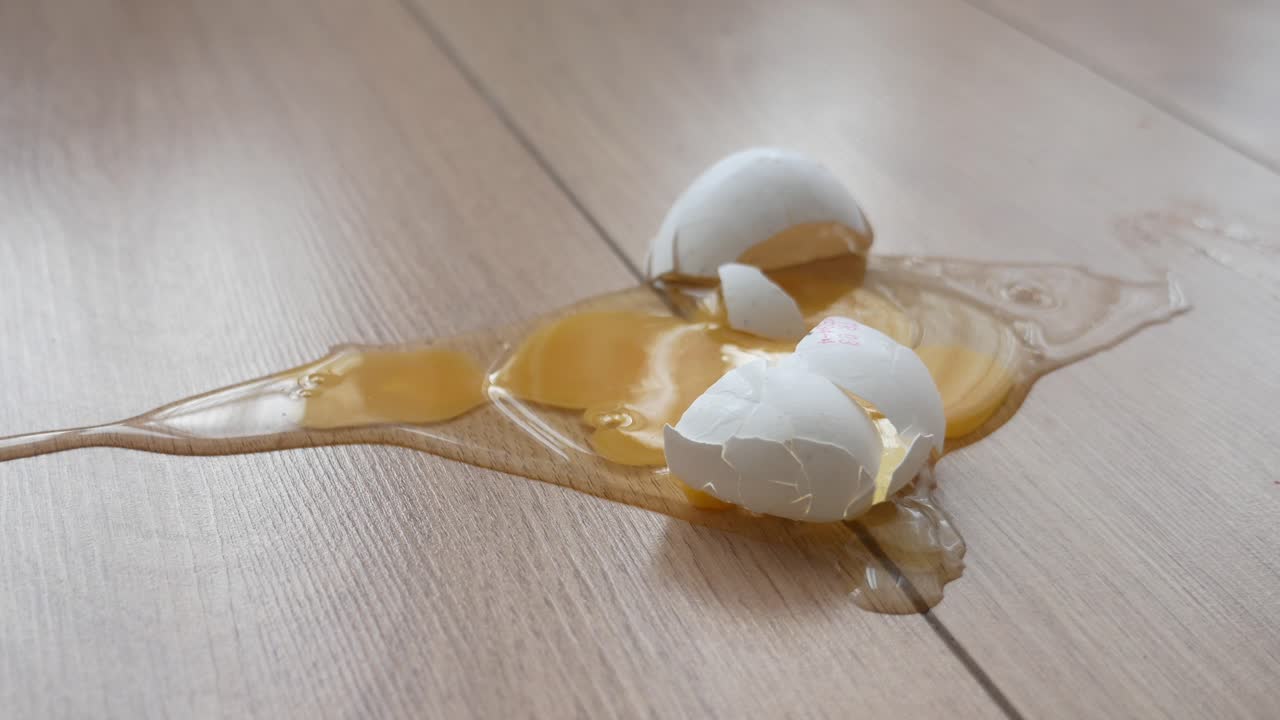 나무 바닥에 부러진 달