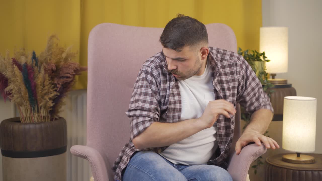 человек со страхом и стрессом.