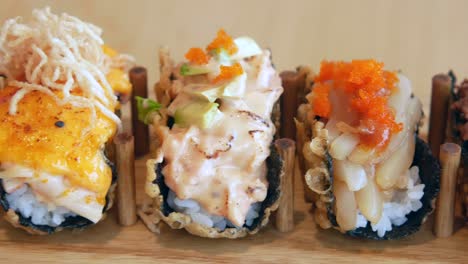 variedad de tacos de sushi nori crujientes