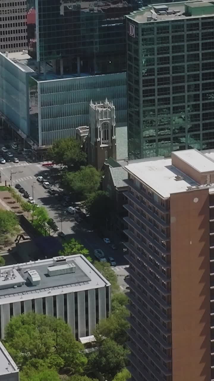 Vista do centro de Dallas, Texas, do alto, com edifícios e ruas