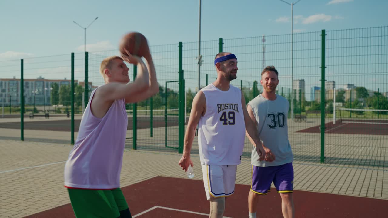 Açık havada basketbol oynayan adamlar