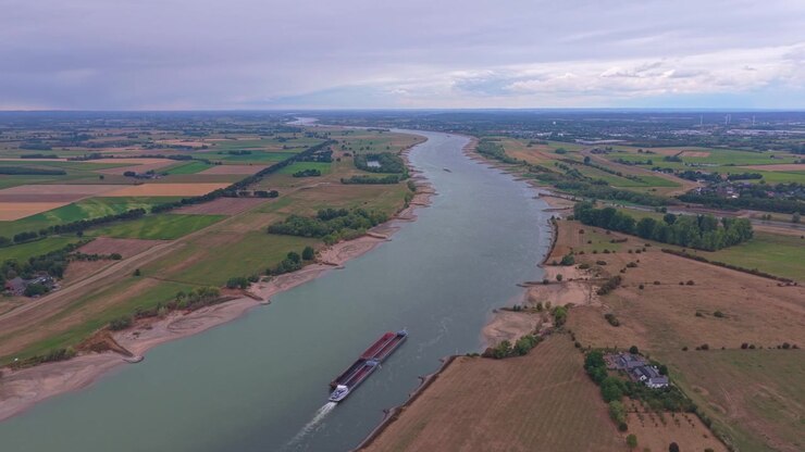 Vista aerea di una chiatta da carico che naviga lungo un ampio fiume