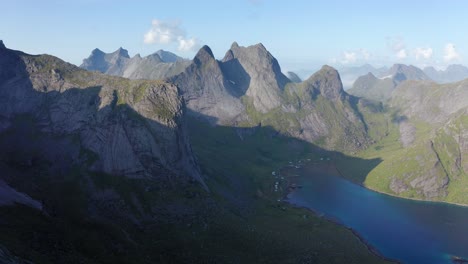 toma de avión no tripulado de lofoten acantilados empinados y montañas que se elevan desde el fiordo azul profundo