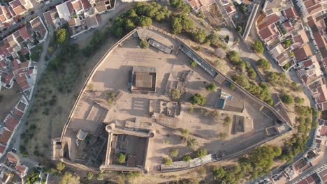 Spectacular-vertical-ascending-shot-above-Castelo-de-Castro-Marim-Castle,-Algarve,-Portugal