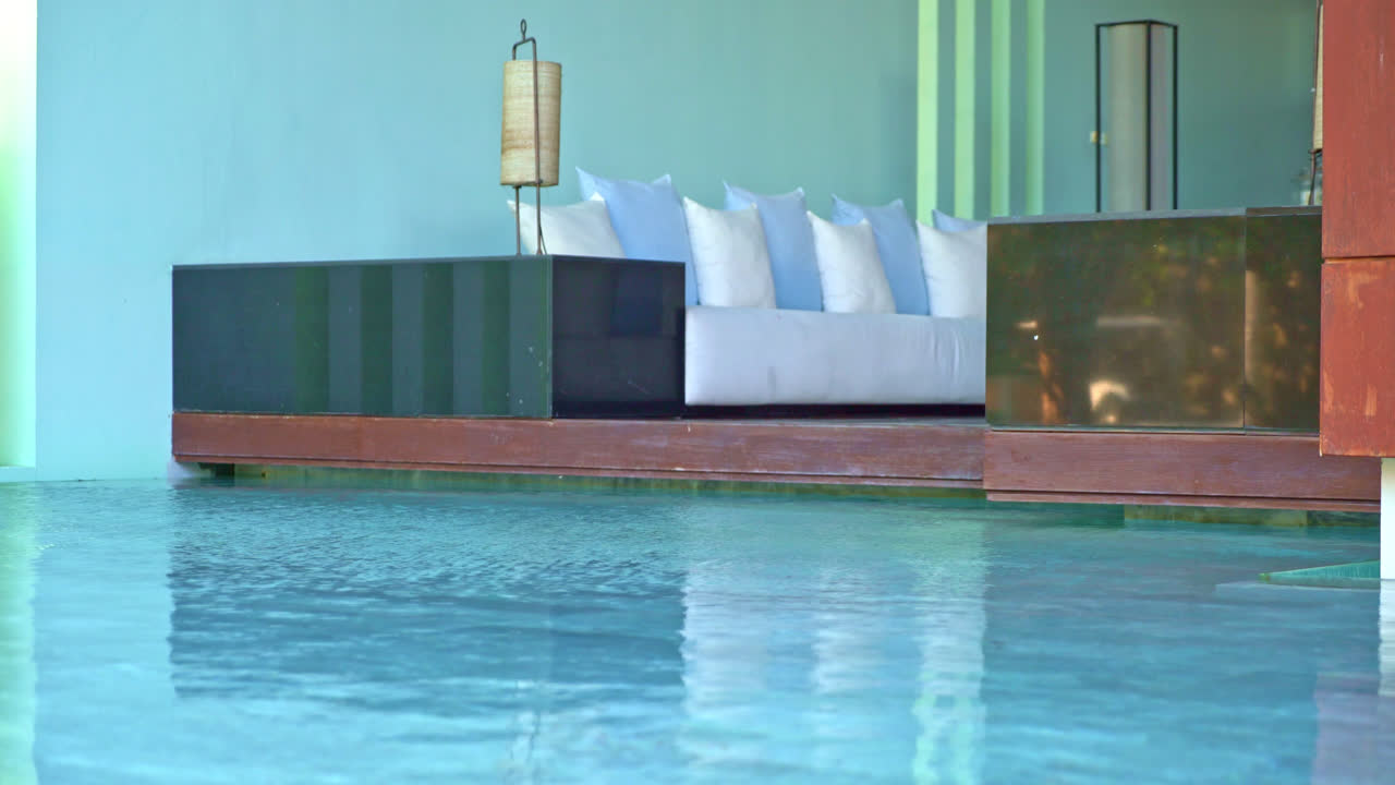 수영장 주변의 파티오 소파