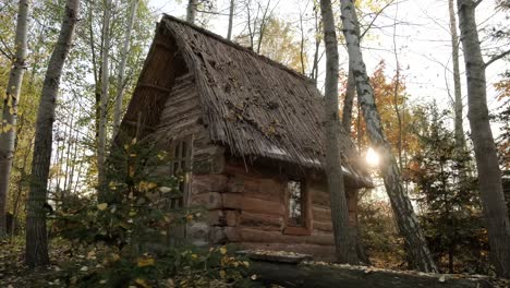 casa del bosque en otoño. vista de la casa del bosque de otoño. casa de la carretera del bosque. paisaje de la carretera de la casa de la selva de otoño