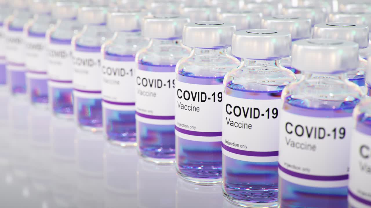 botella de vacuna contra el coronavirus covid-19 sars-cov-2. lote de vacuna animación de renderización en 3d. bucle sin costuras 4k
