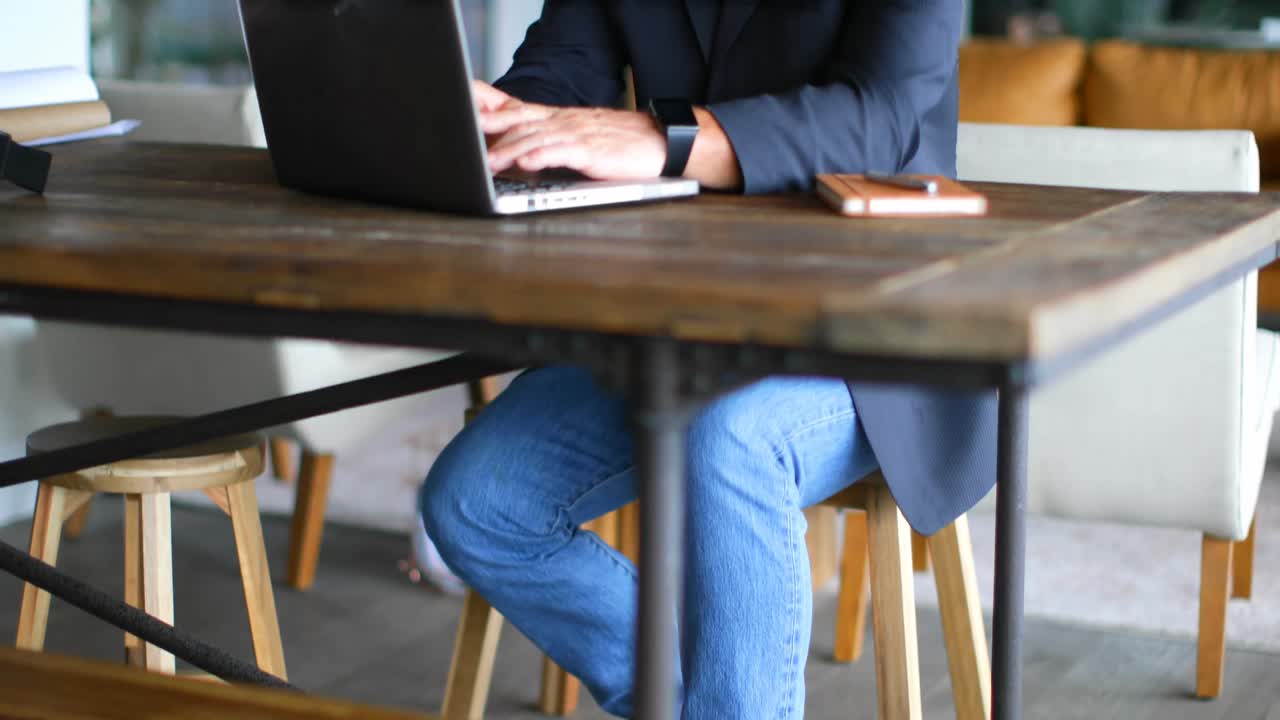 Uomo d'affari che usa il laptop sul tavolo 4k