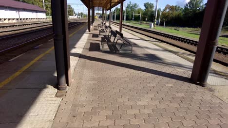 Ambiente-Tranquilo-De-La-Estación-De-Tren.-Negocio-De-Transporte