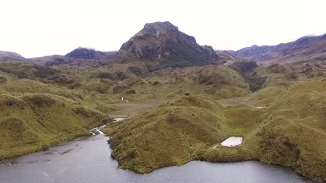 Blick-Auf-Eine-Lagune-Neben-Einem-Tiefen-Tal-Von-Hügeln-In-Ecuador