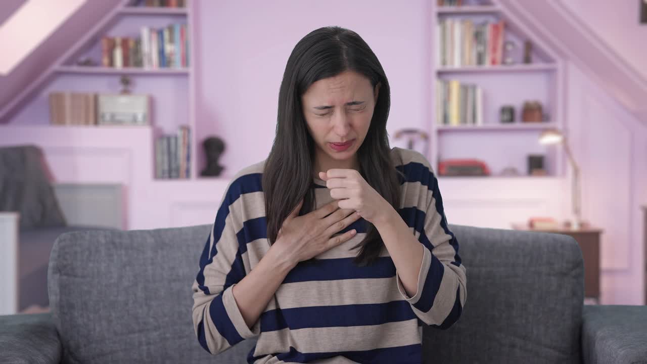 chica india enferma que sufre de problema de acidez