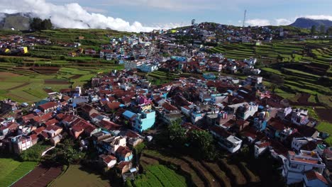 Epische-Drohnenaufnahme-Des-Dorfes-Poombarai-Auf-Palani-Hügeln-Mit-Wolken,-Die-Sich-Dem-Tal-Nähern,-Terrassenlandschaft-In-Den-Bergen,-Tamil-Nadu,-Indien