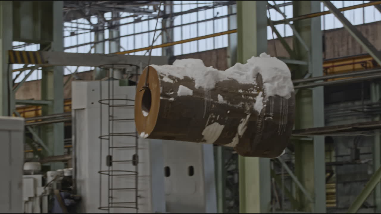 금속 부품이 겨울에 공장에서 매달려 있습니다.