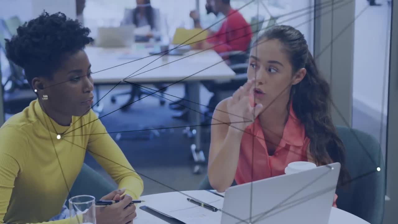 animación de puntos de conexión contra dos mujeres diversas discutiendo en una computadora portátil en la oficina.