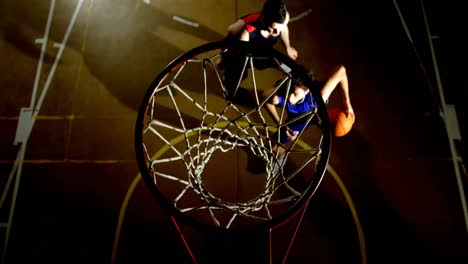 Konkurrenten-Spielen-Basketball-Auf-Dem-Platz-4k