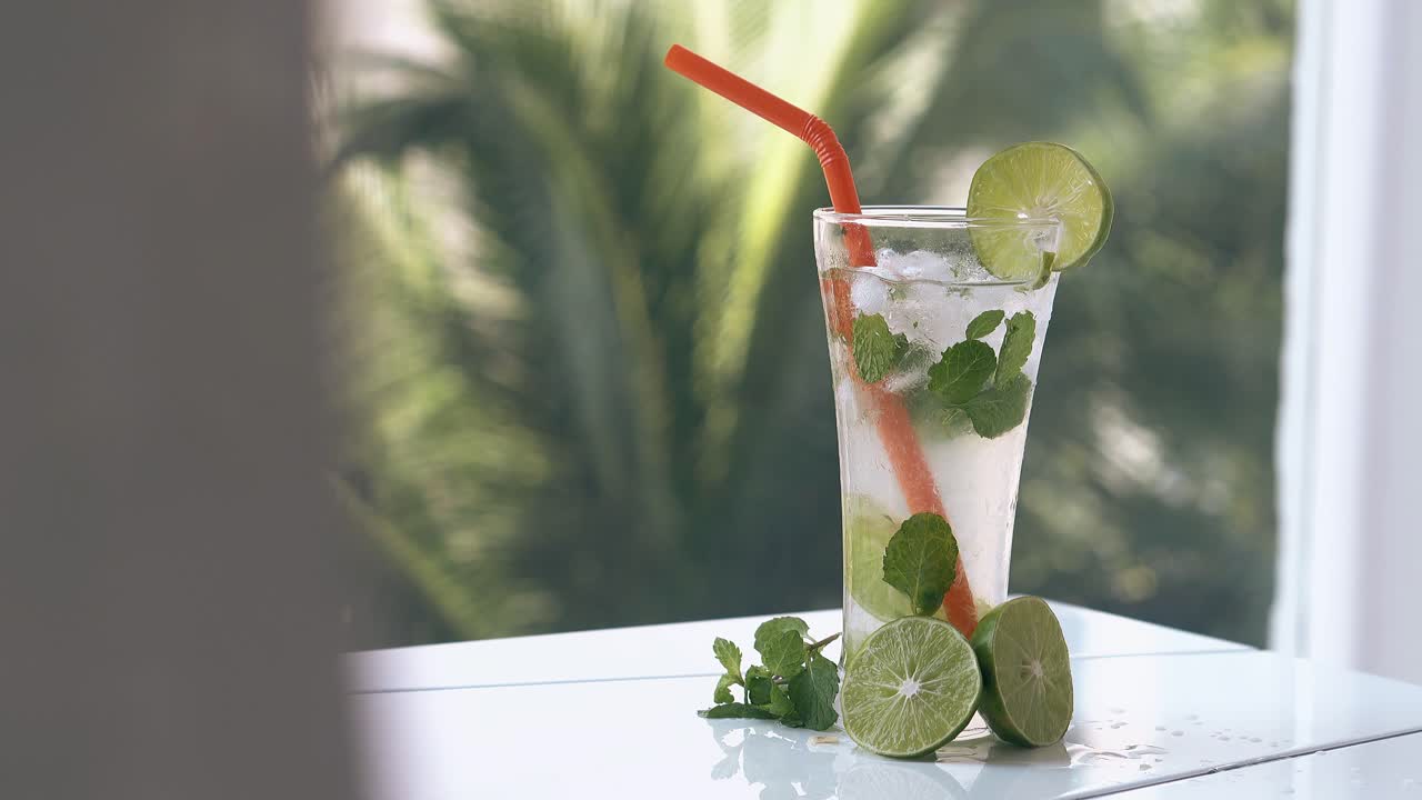 ⁇  테이블 뒤에 바람에 흔들리는 희미한  ⁇  가지