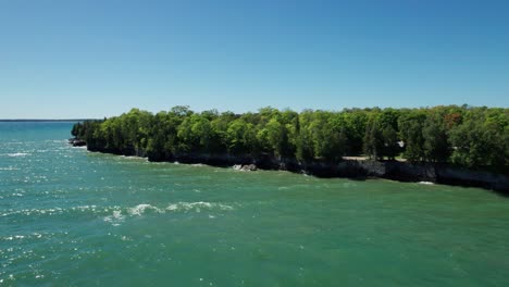 Drone-shot-of-lake-Michigan-waves-crashing-into-the-shores-of-door-county