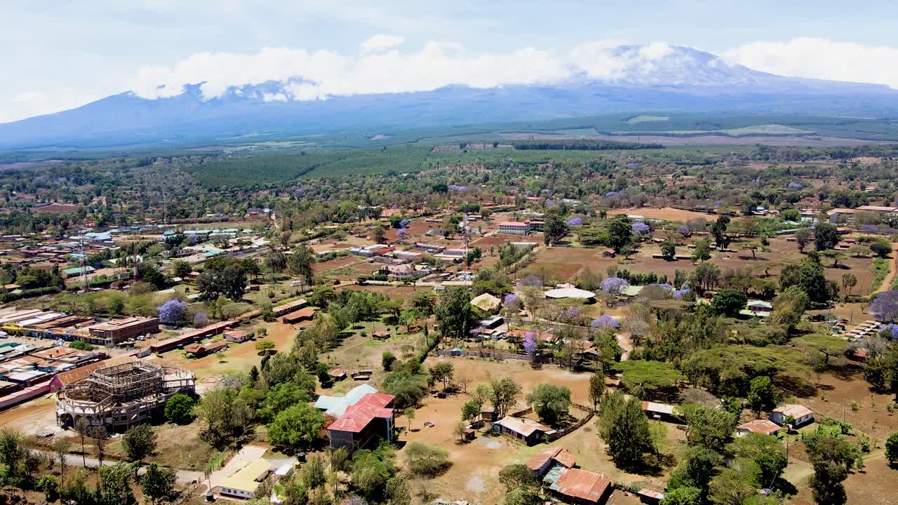 pueblo rural de kenya con el kilimanjaro en el fondo
