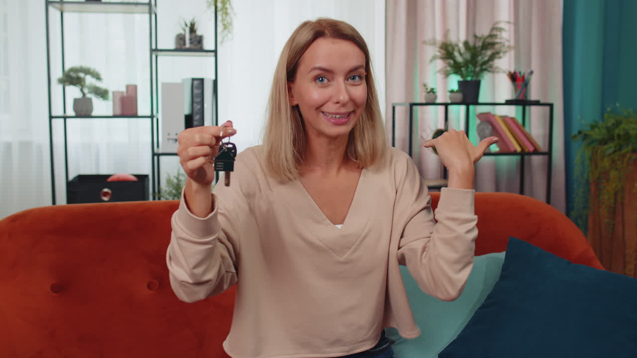 mujer agente de bienes raíces que muestra las llaves de una nueva casa, apartamento, compra o alquiler de una propiedad