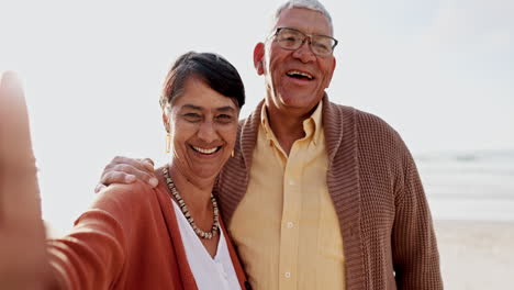 Pareja-Mayor,-Selfie-En-La-Playa-Y-Feliz-Con-Abrazo