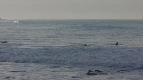 Ein-Surfer-Wirft-Ein-Bodyboard-Im-Wasser-In-Manly-Beach,-Sydney,-Australien