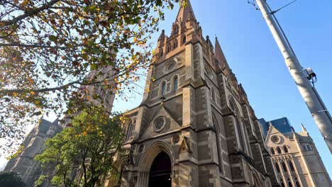 los peatones pasan por la catedral de san pablo en melbourne