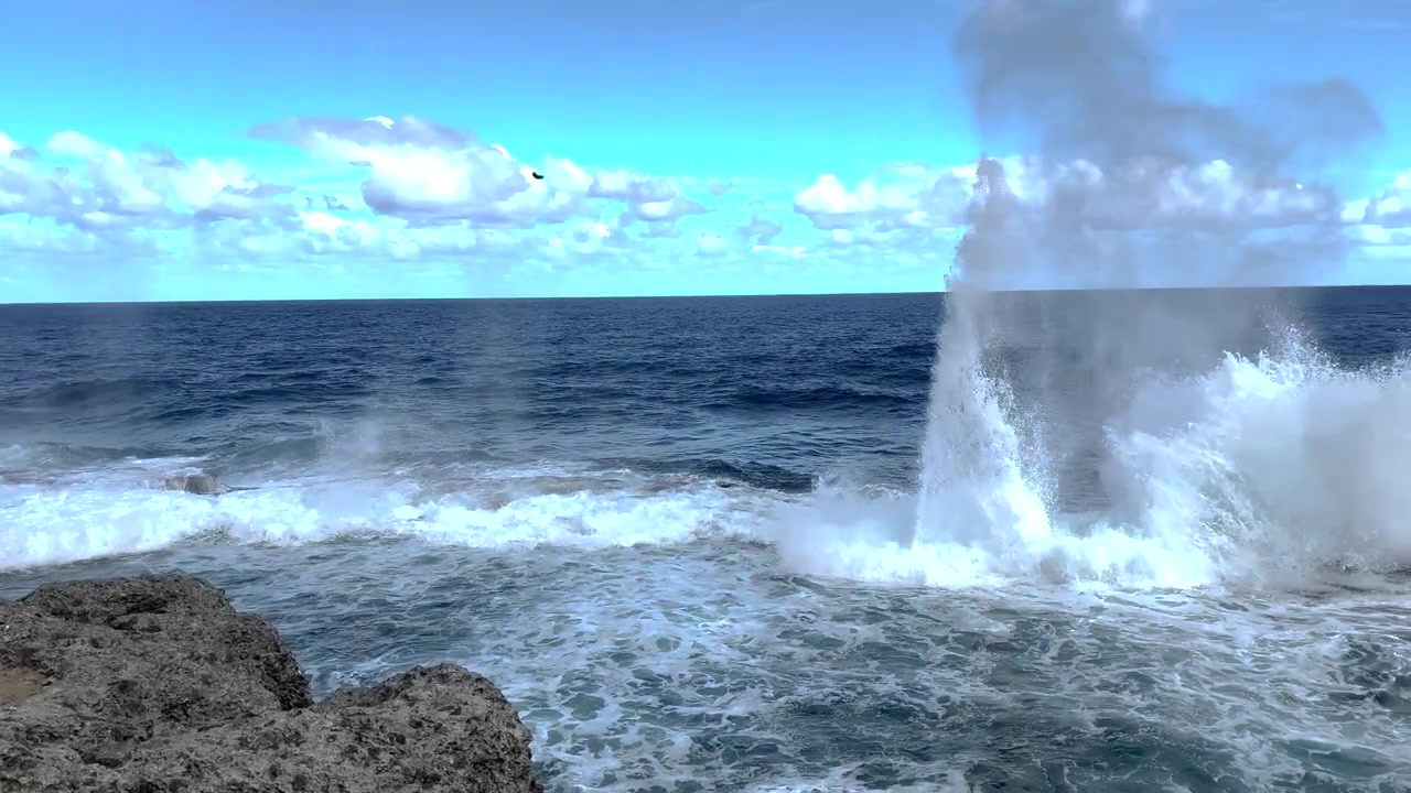 Blåsehull på Tongatapu-øya i Tonga. En turistattraksjon der sjøen spruter på kystklippene.
