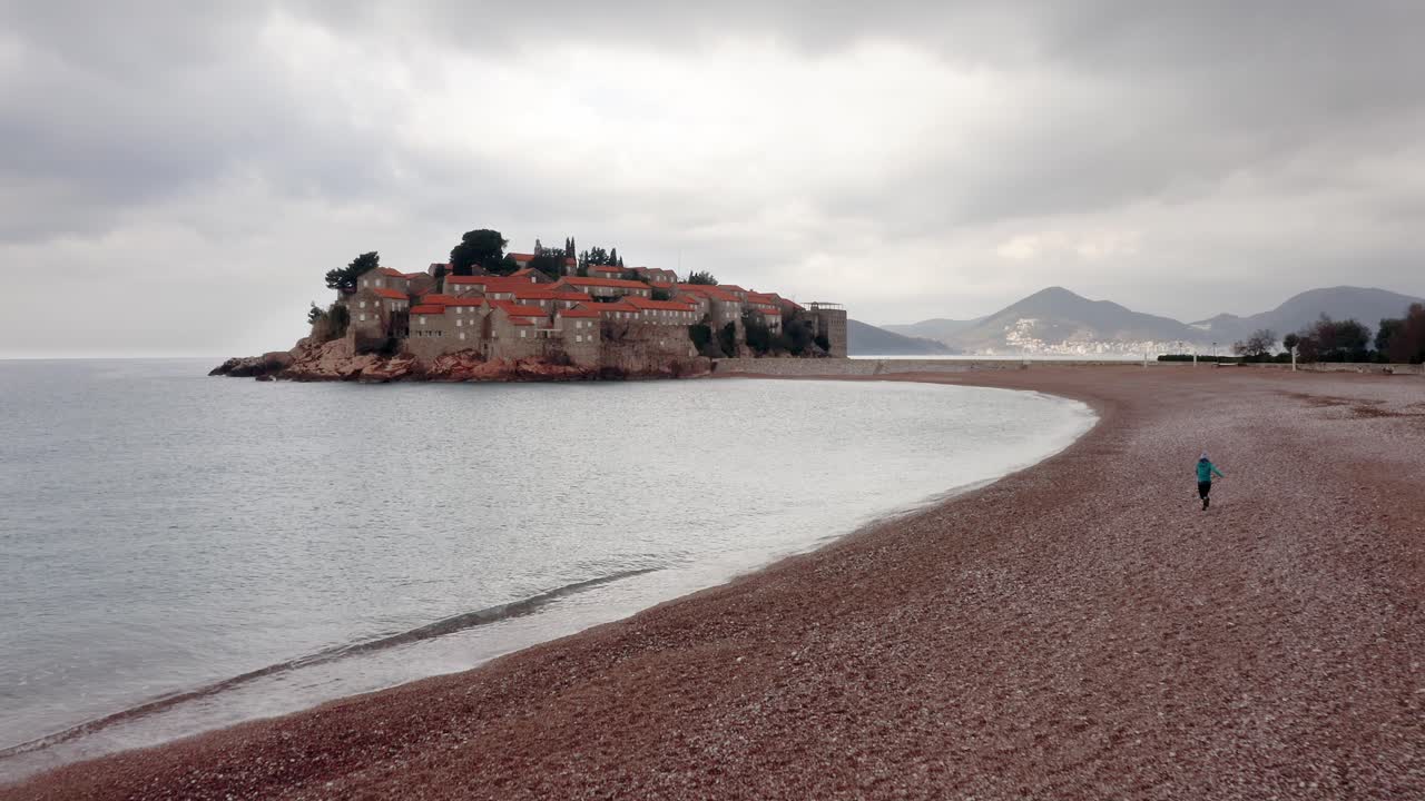 AEREA - Isola resort e spiaggia di Sveti Stefan sul Mare Adriatico, Montenegro, in avanti