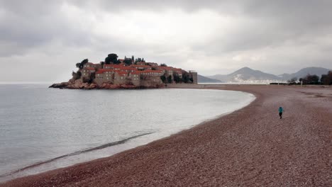 Antenne---Sveti-Stefan-Island-Resort-Und-Strand-An-Der-Adria,-Montenegro,-Vorwärts