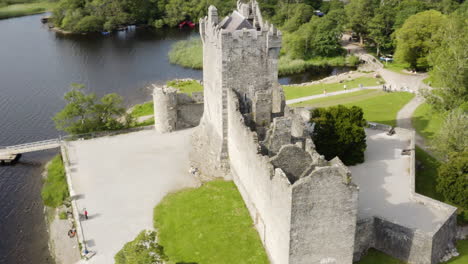 antena - castillo de ross en el parque nacional de killarney, irlanda, subiendo, inclinando hacia abajo, dando vueltas