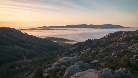 Wolkenmeer-In-Den-Bergen-Von-Madrid,-La-Pedriza,-Spanien