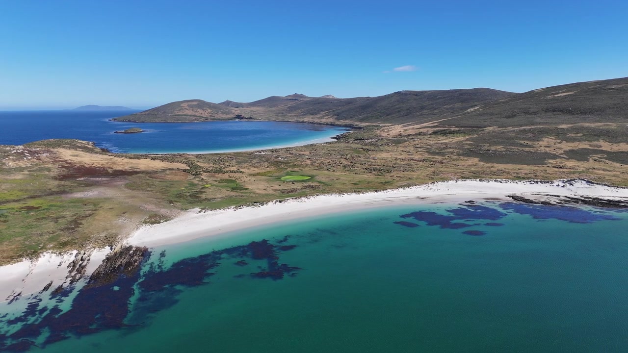 Falkland Adaları'ndaki Carcass Adası'nın vahşi kıyı şeridini ve izole edilmiş manzarasını vurgulayan havadan görünümü, drone çekimi.