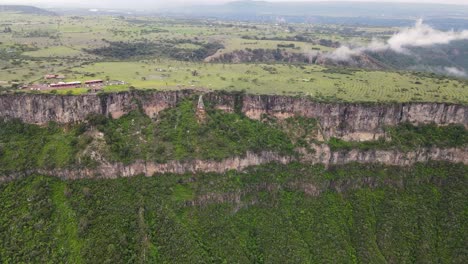 Frontale-Ansicht-Pena-Del-Aire-Schlucht