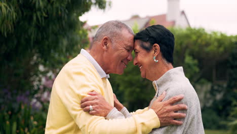 Amor,-Beso-Y-Abrazo-Con-Una-Pareja-De-Ancianos-En-El-Jardín.