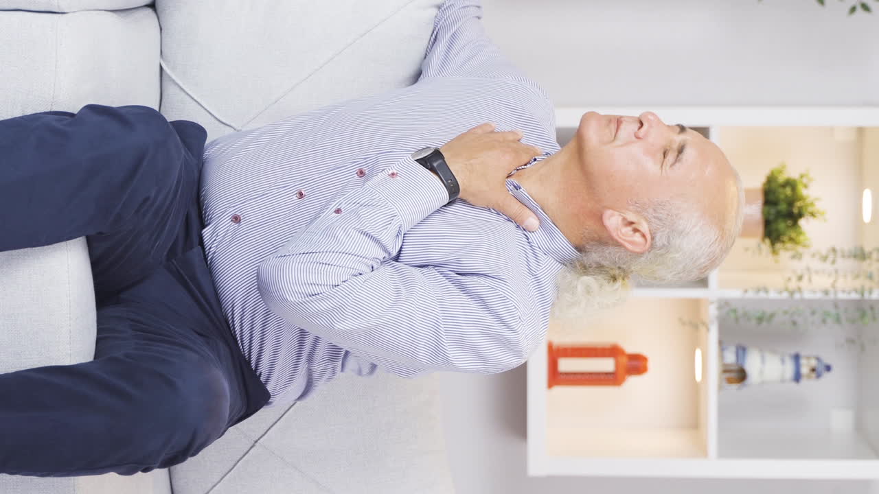 el video vertical del anciano se enfría con un ventilador debido a la temperatura del aire.