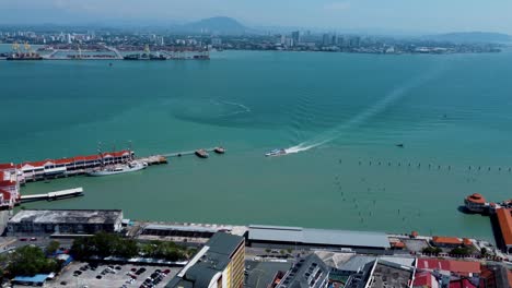 Summer’s-day,-ferry-arriving-into-Port