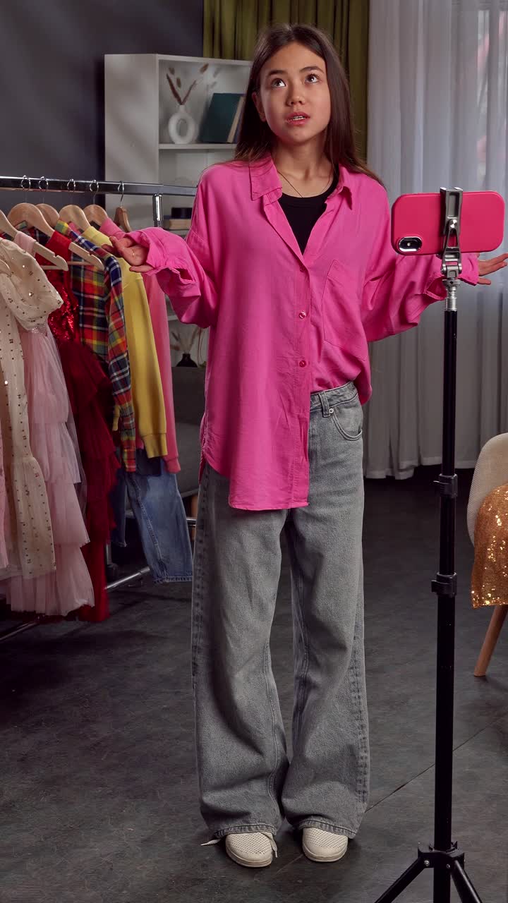 Teen Fashion Blogger Shows Off Outfit