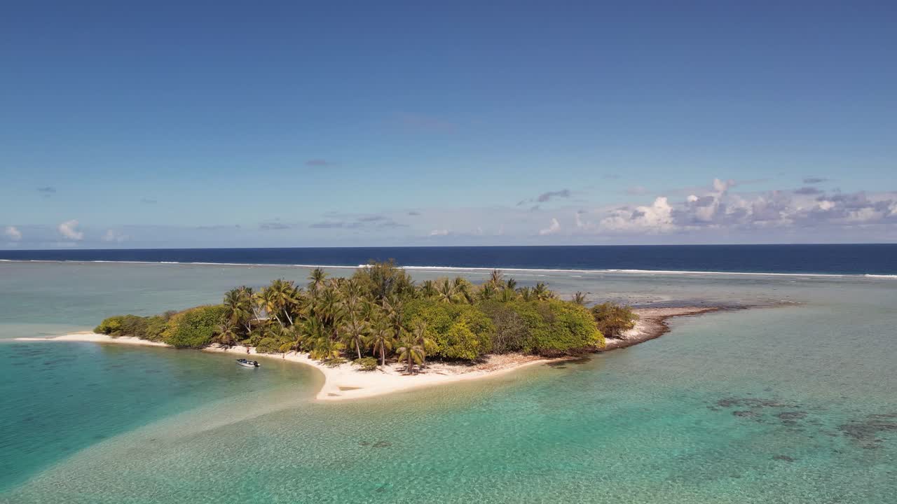 toma aérea de drones de una hermosa isla pequeña en la laguna tropical de fakarava